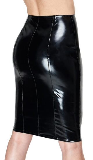 En person bär Svart Vinylkjol med Dragkedja, som framhäver dess glänsande svarta yta och intrikata sömmar. Denna klubboutfit kramar om figuren och sträcker sig elegant precis under knäna.