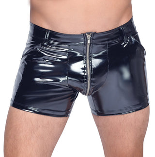 Modellen bär Black Vinyl Kalsonger, med blank yta, dragkedja framtill och subtil 4-vägsstretch för komfort - perfekt för en fetischlook.