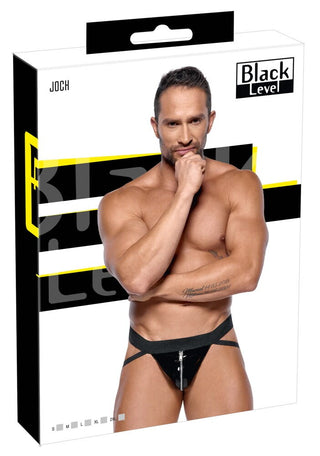 Lack Jock Kalsong-paketet visar upp en modell i en elegant svart jockstrap med extra polyester för komfort, mot en vit bakgrund. Slående svarta och gula accenter framhäver varumärket "Black Level" på ett framträdande sätt, förstärkt av eleganta lackeffektdetaljer.