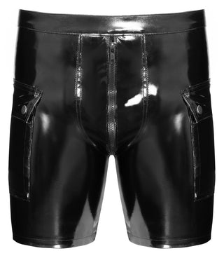 Blanksvarta vinylshorts med fickor, framdragkedja och sidfickor, i glansigt material.