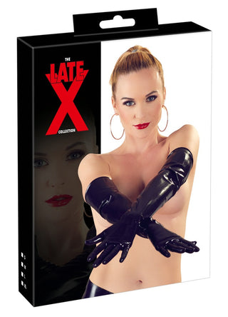 Bilden har en låda för "Långa Latexhandskar", som visar upp en modell i långa svarta latexhandskar, stora ringörhängen och rött läppstift, poserande med korsade armar. Lådan har en svart bakgrund med röd text.