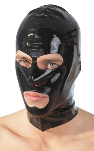 Klädd Svart Latexhuva 0,4 mm är en person insvept i glänsande svart latex som täcker huvudet och halsen med elegant precision, vilket framhäver fetischmode mot en skarp vit bakgrund samtidigt som bara ögonen och munnen är synliga.