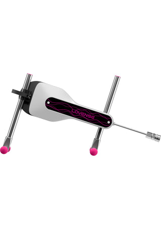 En silver- och svart Lovense Mini Sexmaskin med metallstänger och rosa ändar, avbildad mot en vit bakgrund.
