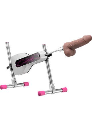 En sexmaskin med fram- och återgående rörelser, en realistisk dildo, metallram och rosa detaljer.