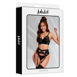 Box av Audrey 4-delars Set med en leende kvinna som modellerar en sensuell svart bh med justerbara-band, strumpebandsbälte och trosor.
