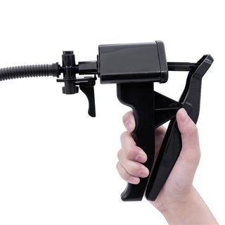 En hand tar tag i det svarta munstycket på Boost Erektions Pump, med ett avtryckarhandtag för exakt användning.
