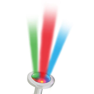 Rimba Buttplug Med LED avger tre levande strålar i rött, grönt och blått i en uppåtgående vinkel. Dessa livfulla färger sticker ut distinkt mot en vanlig vit bakgrund, vilket ger en lekfull touch till atmosfären.