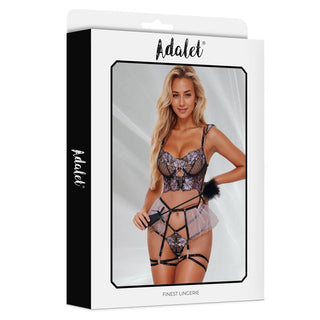 Adalet Caroline 4-delars Set underklädeslåda har en modell i ett svart och lila set med spetsdetaljer, remmar, meshaccenter och romantiska lila toner.