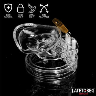 Latetobed Clear Penis Cage är en genomskinlig kyskhetsanordning med lås, tillverkad av säkert material. Den är ultralätt, låstät, storleksanpassningsbar och har LATETOBED-logotypen - idealisk som en snygg BDSM-penisbur.
