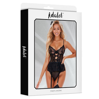 Box av Adalet Clara Teddy Svart underkläder med en modell som bär den svarta nallen med sexig spets och strumpeband på förpackningen.