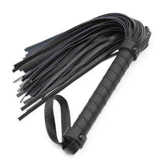 Latetobed Classic Flogger 42cm är en BDSM-flogger i svart läder med ett omlindat, ergonomiskt handtag och flera långa, platta svansar.