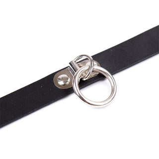 Svart BDSM Halsband 43 cm är ett justerbart halsband i svart läder med två silverfärgade metallringar som fästs med en nit.
