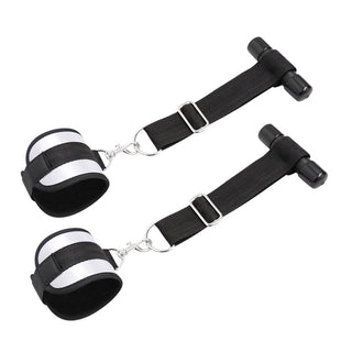 Svarta ankelband med silveröglor och justerbara handtag, perfekt för konditions- eller motståndsträning. Tillräckligt mångsidig för att vara en del av IntoYou Door Restraint Kit, perfekt för äventyrlig utforskning.
