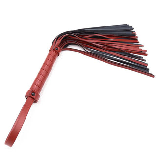 Upptäck Mjuk Flogger Piska 40 cm, en premium flogger med rött och svart läderfinish, inslaget handtag och flera svansar för sensuell lek.