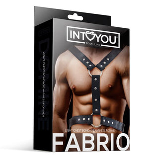 Boxförpackning visar en man som bär Bondage Sele Fabrio, en svart vegansk läderbröstsele från INTOYOU BDSM-linjen, perfekt för bondagelekar.