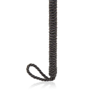 En Svart Fjäderkittlare 25 cm är sensuellt arrangerad mot en vit bakgrund, dess eleganta svarta form lindad med ena änden bildar en delikat ögla.