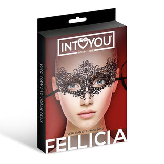 En ask med Intoyou Fellicia Mask No. 3 har en modell i en venetiansk ögonmask med elegant spetsdesign och graciöst satinband.