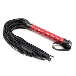 Diamond Vegan Leather Flogger har en design i svart veganläder och ett rött texturerat handtag, mot en vit bakgrund.