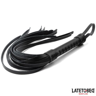 Latetobed Läderflogger 50 cm är en svart BDSM-flogger med flera svansar och ett texturerat handtag, som visas på en vit bakgrund.