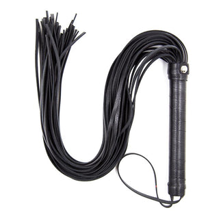 Latetobed BDSM Flogger 69 cm har flera svarta lädersvansar, ett omlindat handtag och eleganta metalldetaljer, visad mot en vit bakgrund.
