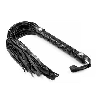 Black Sapphire Vegan Flogger: En svart flogger i veganskt läder med mjuka remmar och texturerat handtag - ett perfekt BDSM-tillbehör.