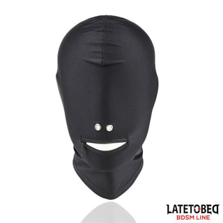 BDSM Helmask med Dragkedja är en svart heltäckande huva med munöppning med dragkedja och metallöglor – perfekt för dominanslekar och äventyrliga rollspel.