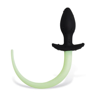Glow in the Dark Tail Buttplug har en svart silikonbas med en lång, böjd, ljusgrön svans som lyser i mörkret - perfekt för valpens lekäventyr.