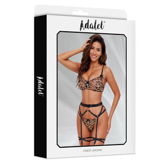 En kvinna modellerar Helena Leopardset med strumpeband, med leopardtryck och svarta remmar, uppsatt på en vit Adalet underklädeslåda.