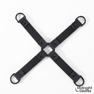 X-format hogtie-set i svart veganskt läder med D-ringar i metall, avbildat mot en vit bakgrund.