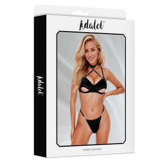 En underklädesask visar en leende kvinna som modellerar Adalet Ingrid Bra and Panties Set - avslöjande svarta underkläder med banddetaljer.