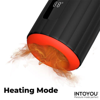 INTOYOU Karter Masturbator är en svart cylindrisk enhet med en orange glödande ände märkt Heating Mode, som avger varm ånga och har en värmefunktion för diskret, förbättrad njutning.