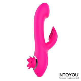 Magnoliapink 3-i-1 Suction Vibe: En vibrerande rosa silikonvibrator med ett böjt skaft och en texturerad yttre arm för intensiv klitorisstimulering. INTOYOU-logotyp i nedre högra hörnet.