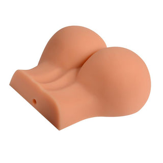 Mature Kelly Masturbator har en kurvig silikondesign som nära efterliknar mänskliga skinkor, vilket gör den perfekt för tatuering eller injektion, och presenteras på en vit bakgrund.