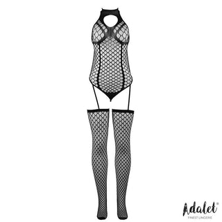 Adalet Naomi Bodystocking Svart: ett underklädesset i svart fisknät med lårhöga strumpor och strumpeband, mot en vit bakgrund.