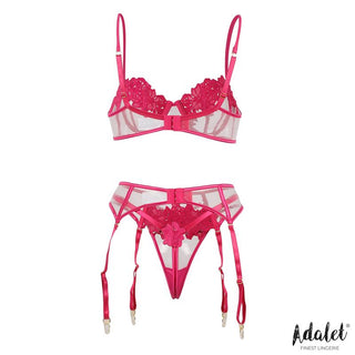Nora Fuchsia Set med Strumpeband är ett ljust rosa spetsunderkläderset med bh, strumpeband och stringtrosa med ett elegant spetsmönster, visat på en vit bakgrund.