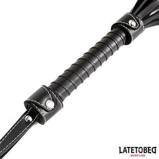 Latetobed Premium Flogger 77cm har svart läder, ett sytt handtag, handledsrem och är märkt med Latetobed BDSM Line-logotypen.