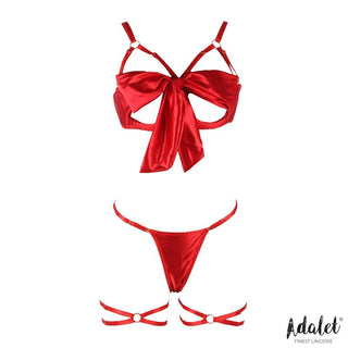Riley Röd Rosett-Lingerieset: rött satinset med BH med öppna kupor och stor rosett, samt strappy stringtrosa och strumpeband, mot vit bakgrund.