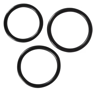 Tre svarta O-ringar av gummi från Universal Strap-on-setet, perfekt för en You2Toys strap-on-sele, som visas på en vit bakgrund.