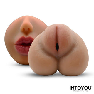 Intoyou Liketrue Sela-masturbator, tillverkad av TPE-material, med vaginal- och munöppning, beige färg mot vit bakgrund.