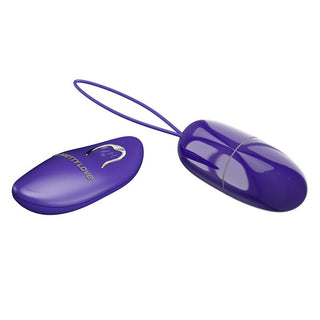 Lila silikonvibratorägg med sladd och trådlös fjärrkontroll, mot en vit bakgrund.
