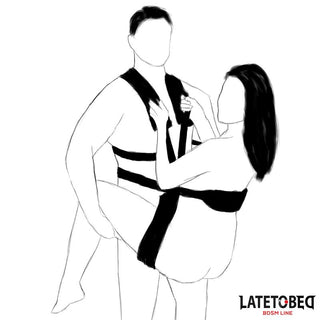 Ett par använder Latetobed Shoulder Swingstrap, där mannen lyfter kvinnan medan båda bär selar; Latetobed BDSM Lines logotyp visas i hörnet.