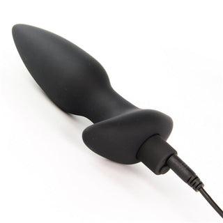 Tardenoche Vibrerande Analplugg är en svart analplugg i kroppssäkert silikon med 10 vibrationsfunktioner och medföljande laddningskabel.