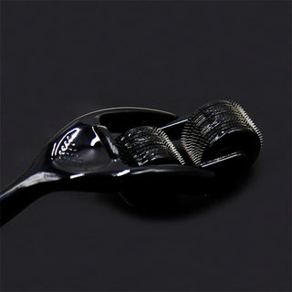 Närbild av Latetobed Prick Spike Pinwheel, ett svart verktyg med metallpiggar som påminner om ett BDSM Pinwheel, som visas mot en mörk bakgrund för ökad nervstimulering.