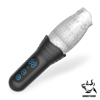 Subaz Masturbator 360° Rotation är en svart handhållen elektronisk enhet med en texturerad transparent hylsa, digital display och Minothor-logotyp i hörnet. Den har 360 ° rotation för en förbättrad upplevelse.