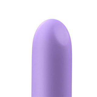 Sulley Liquid Silikon Bulletvibrator, en elegant lila enhet med en rundad spets gjord av slät silikon, visas elegant mot en vanlig vit bakgrund för att framhäva dess design.