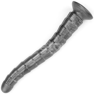 En böjd, strukturerad, genomskinlig grå analdildo med utvidgad bas, tillverkad av ett slätt material.