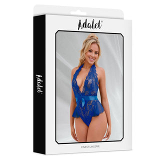 Förpackningen till Adalet Violet Halter Teddy Blå har en modell som bär den blå halterneck-teddyn på framsidan av lådan.