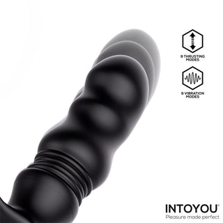 Svart prostatamassager i silikon med böjd design, visas med detaljer för thrusting och vibration på vit bakgrund.