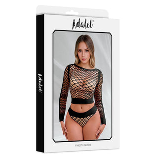 En kvinna modellerar Adalet Yara Fishnet Set i svart på framsidan av produktförpackningen.