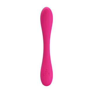 PrettyLove Yedda Bendable är en rosa, C-formad silikonvibrator med dubbla ändar och texturerade linjer på båda sidor för optimal stimulering av G-punkten, mot en vit bakgrund.